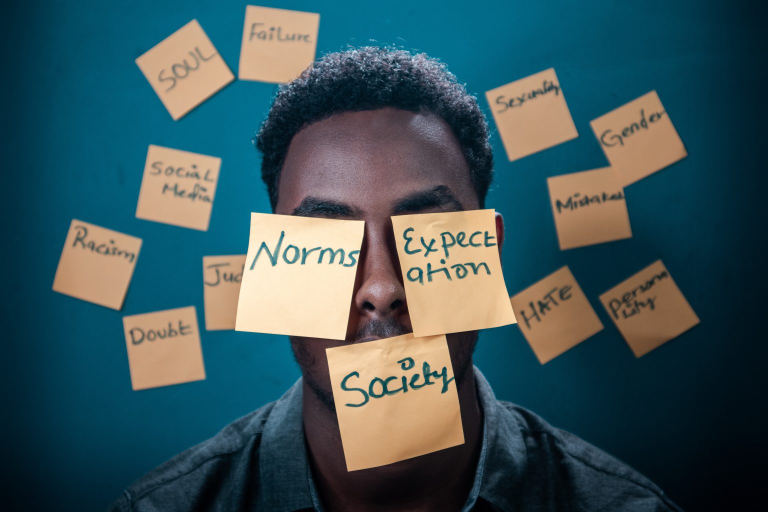 Imagen principal del artículo: Hate speech is one the most common issues that social media is carrying, and it´s affecting our youth