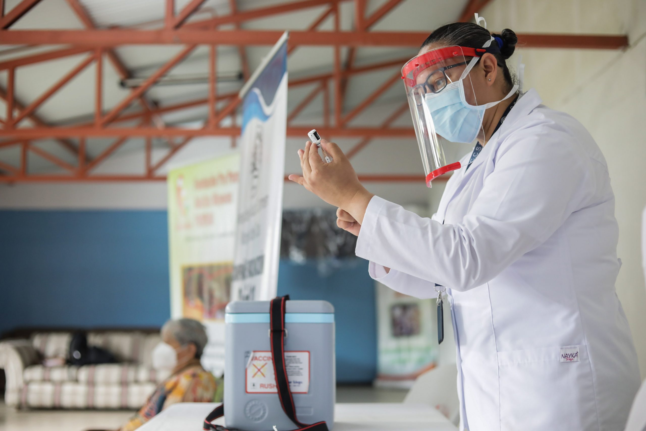 Imagen principal del artículo: Apenas 4 de cada 1000 vacunados contra COVID-19 en Costa Rica presentó efectos secundarios