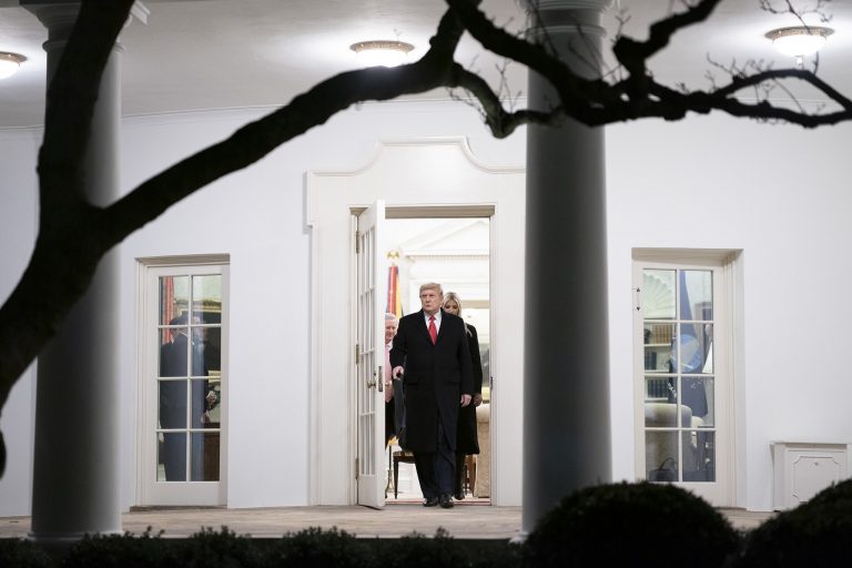 Un acorralado Trump reconoce certificación de resultado electoral