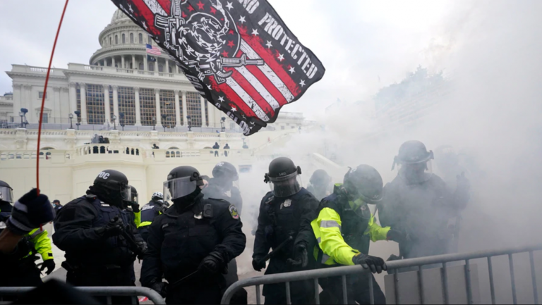 Trump concede indultos masivos a implicados en insurrección y ataque al Capitolio