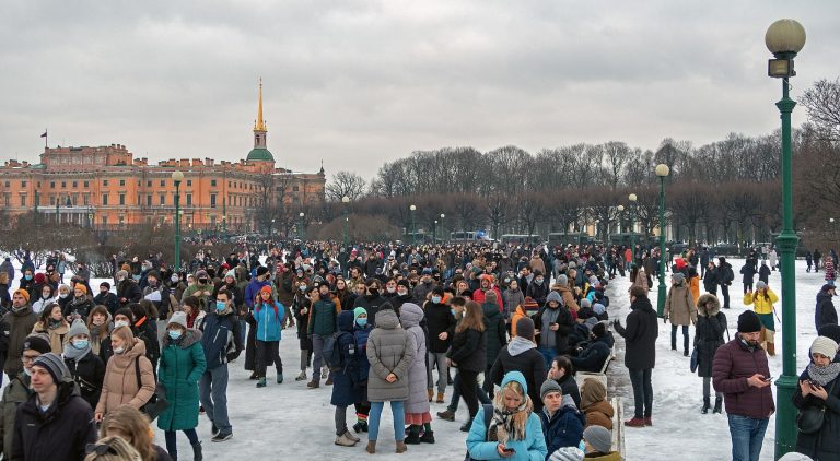 Navalny se da un baño de masas