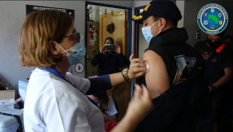 Inicia vacunación contra la COVID-19 a oficiales de cuerpos de Policía