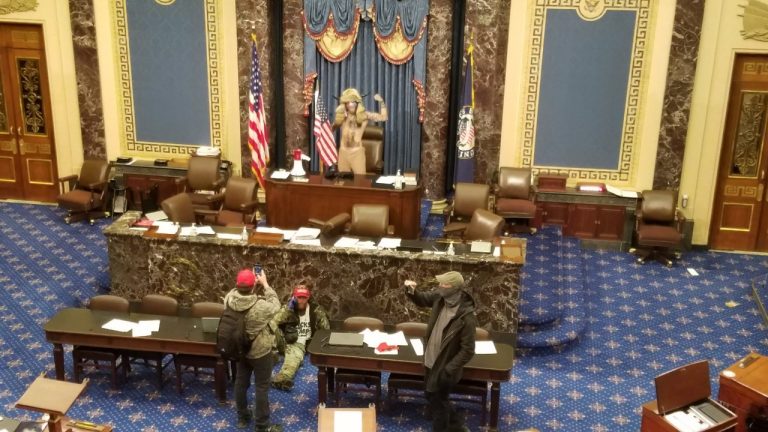 Turba pro-Trump irrumpe el Capitolio de EE.UU y obliga a suspender la ratificación de la victoria de Biden