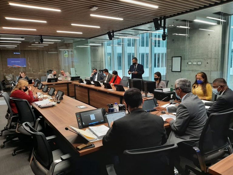 Comisión devuelve rectoría de empleo público al Servicio Civil y aprueba "objeción de conciencia"