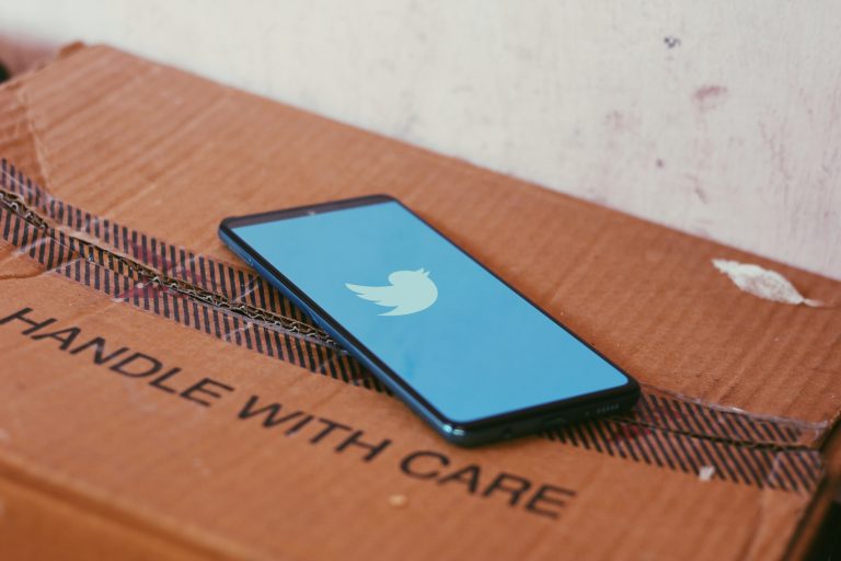 ¿Deberían Facebook y Twitter tener control sobre la censura pública?