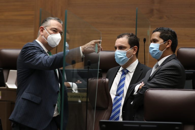 Diputado Roberto Thompson oficializa precandidatura presidencial por el PLN