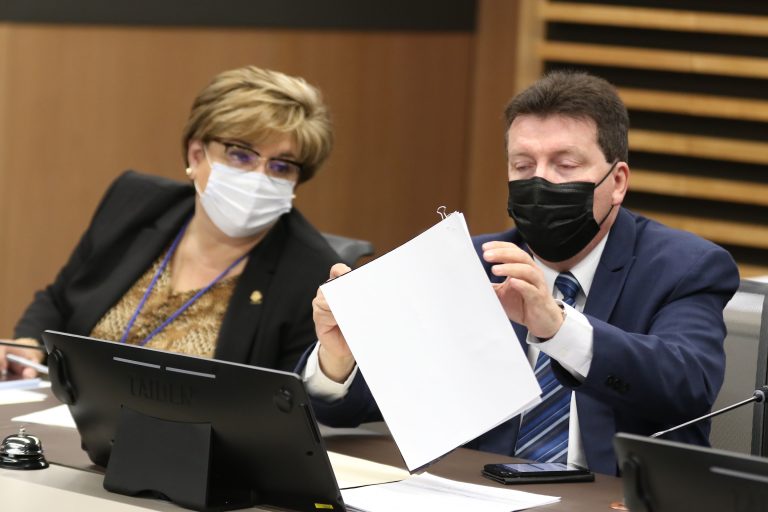 Diputado que "denunció" venta de vacunas en CCSS niega información básica para investigar el caso
