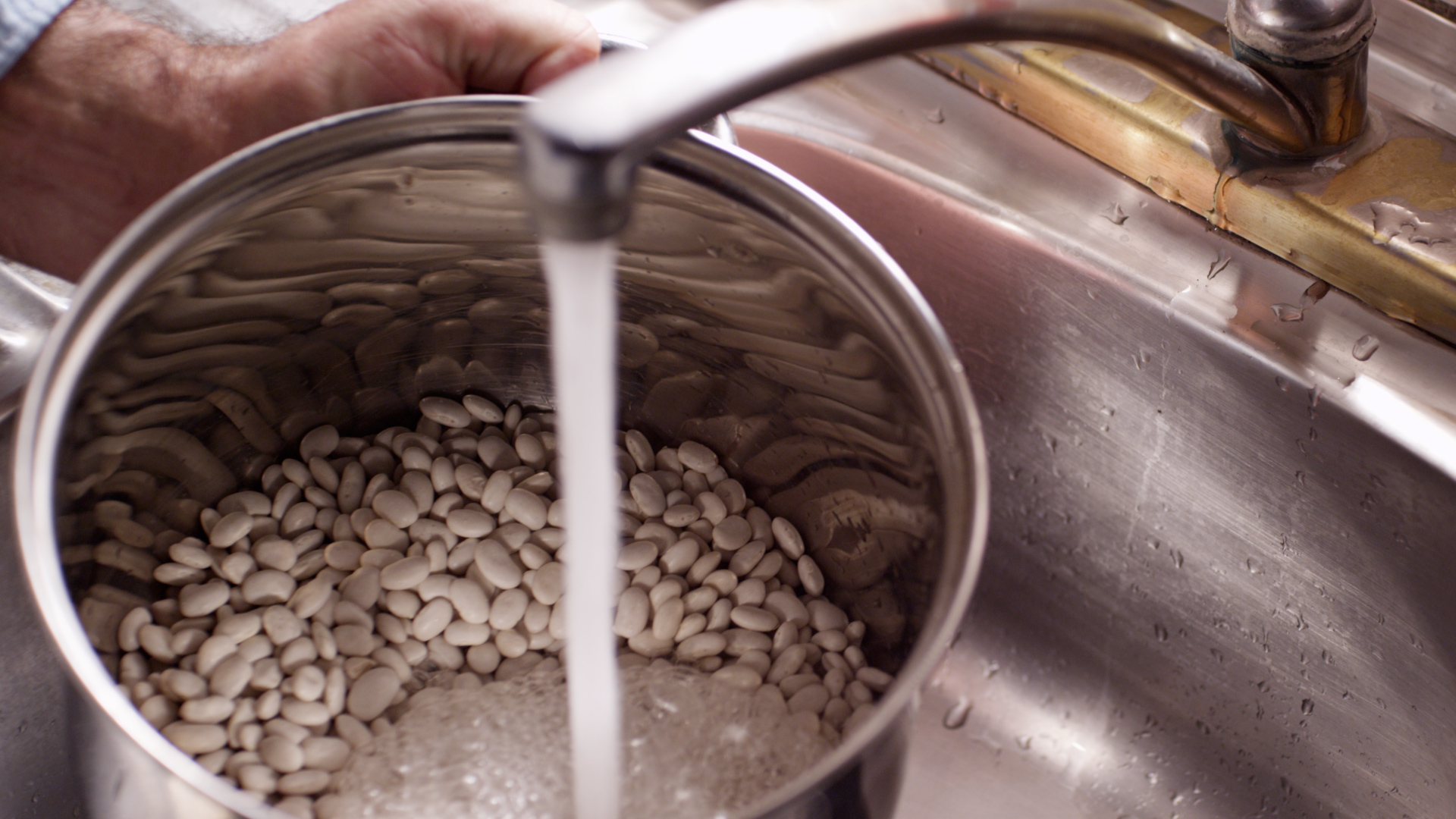 Imagen principal del artículo: Defensoría y Academia Nacional de Ciencias en contra de la reforma del reglamento sobre agua potable