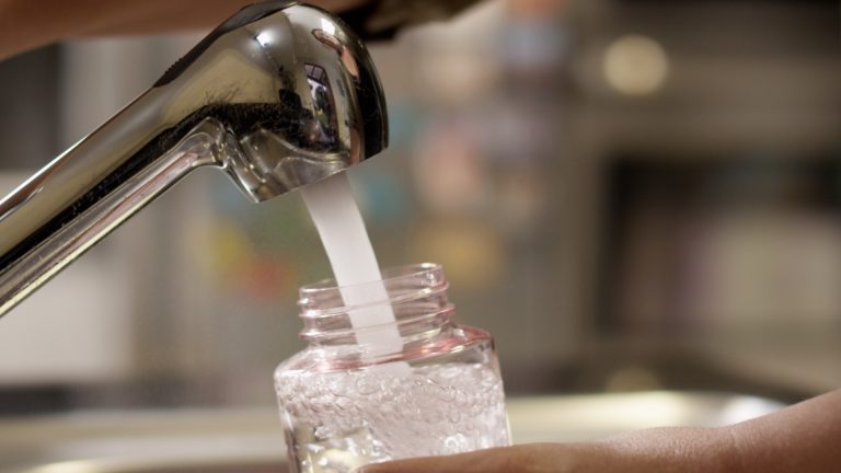 Tribunal ordena al AyA abastecer con agua potable a comunidades afectadas por agroquímicos en Oreamuno