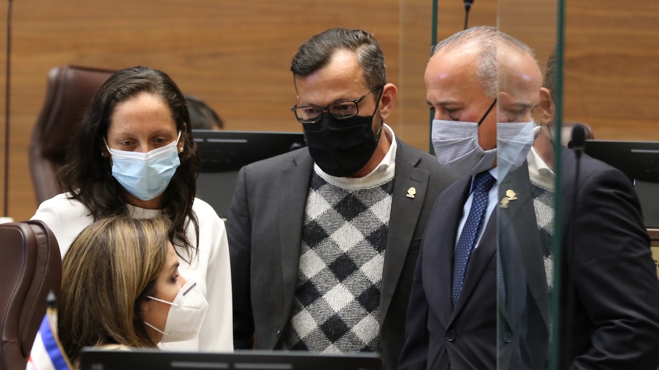 Imagen principal del artículo: Banco Mundial y BID nos sonríen mientras nosotros nos seguimos tropezando