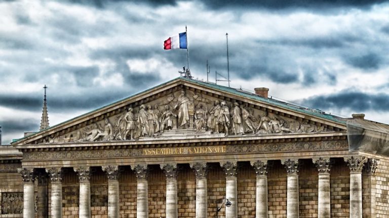 Francia aprueba polémica ley contra el “separatismo islamista”