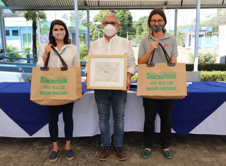 Organización recicladora en Osa recibe importante donación para continuar labores