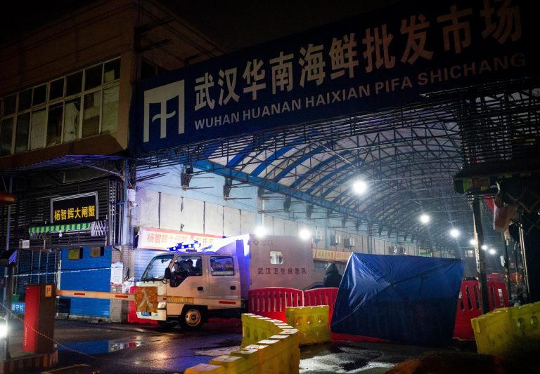 Expertos de la OMS descartan que el SARS-CoV-2 surgiera de un laboratorio en China