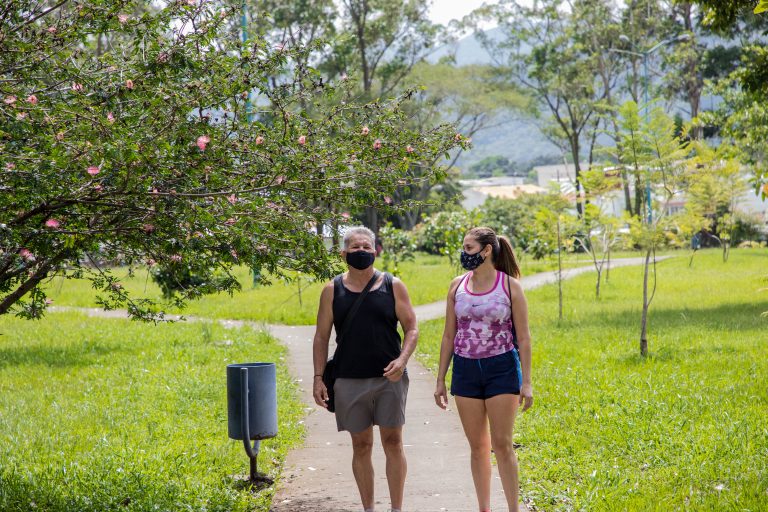 Guía busca motivar lucha contra la crisis climática a través de conversaciones cotidianas