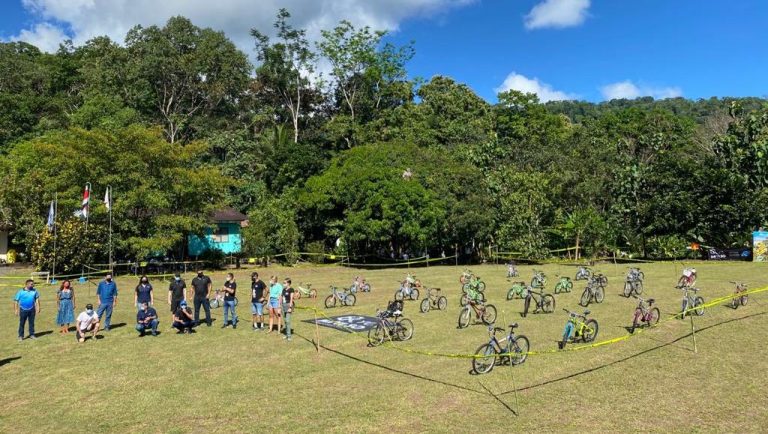 Fundación de Andrey Fonseca entregó 73 bicicletas a niñas y niños de Osa, Puntarenas