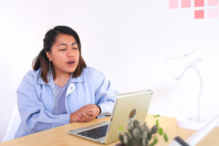 Online learning to learn languages: Focus on grammar or forget it completely?
