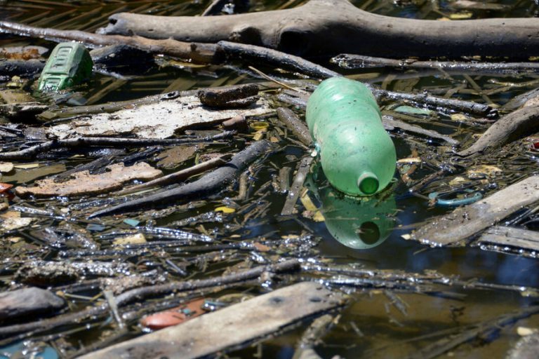 Proyecto de la UCR combina botellas de plástico con mezcla asfáltica para disminuir la contaminación