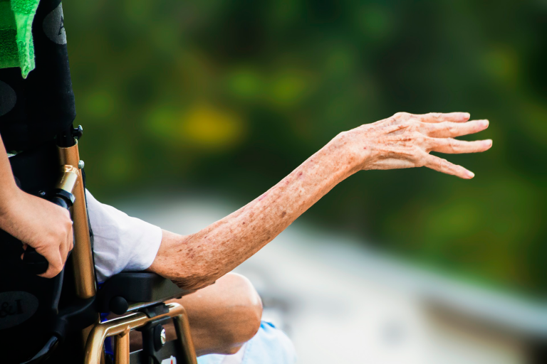Ageco celebra 30 años de programa radial dedicado a adultos mayores