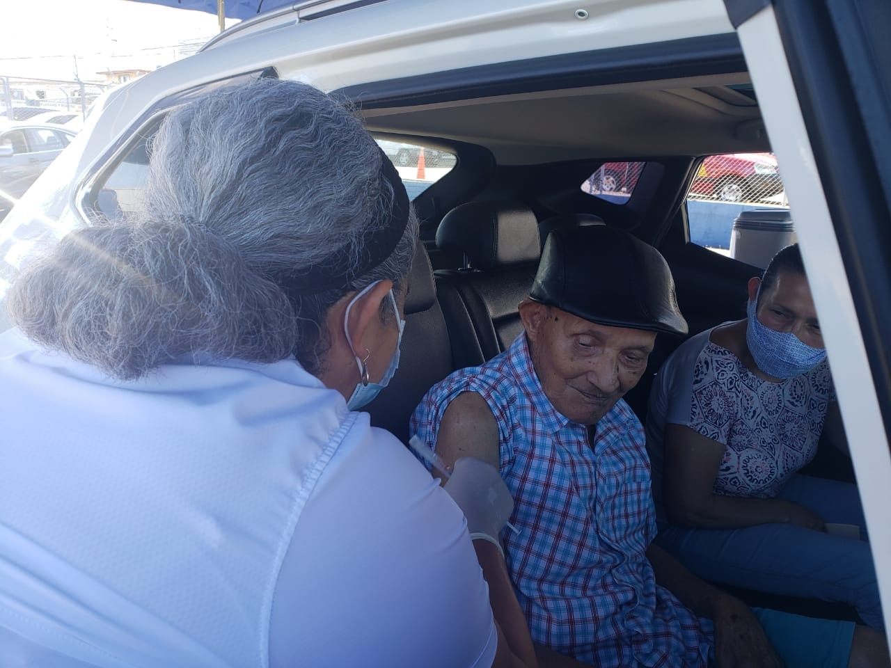 Imagen principal del artículo: En carro, a caballo, a pie y en Ebais, iglesias y salones comunales: Caja inicia vacunación a adultos mayores