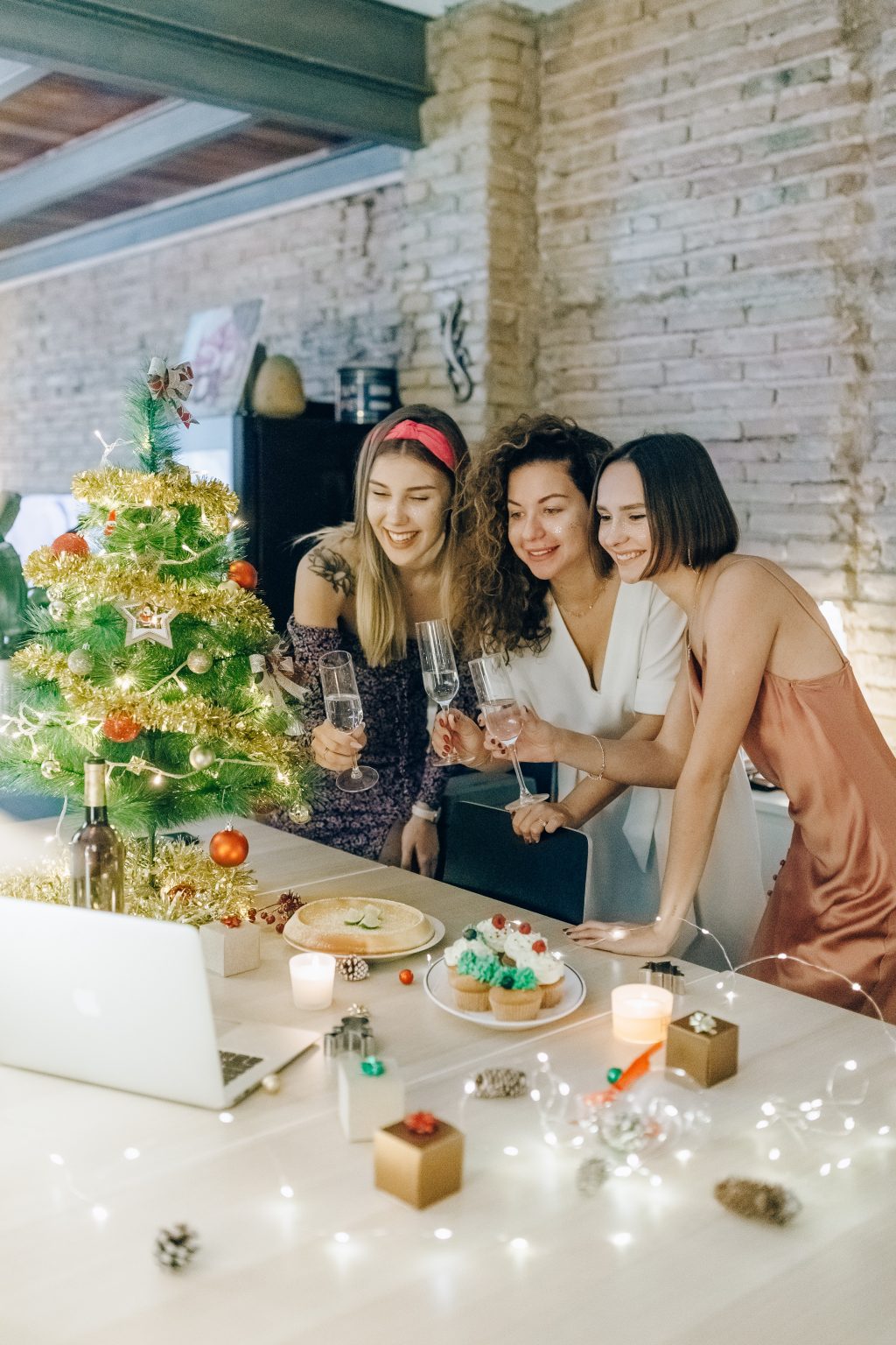 Imagen principal del artículo: Fiestas ZOOM; una reinvención social de los eventos virtuales
