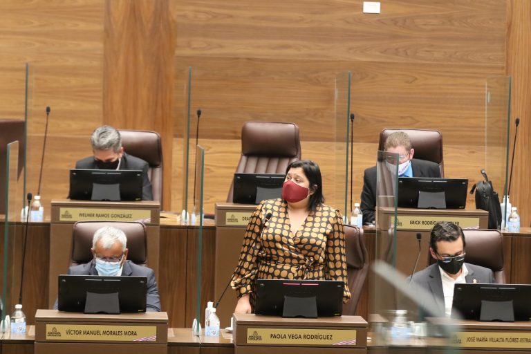 Paola Vega califica a Carlos Ricardo Benavides de "precandidato desesperado"