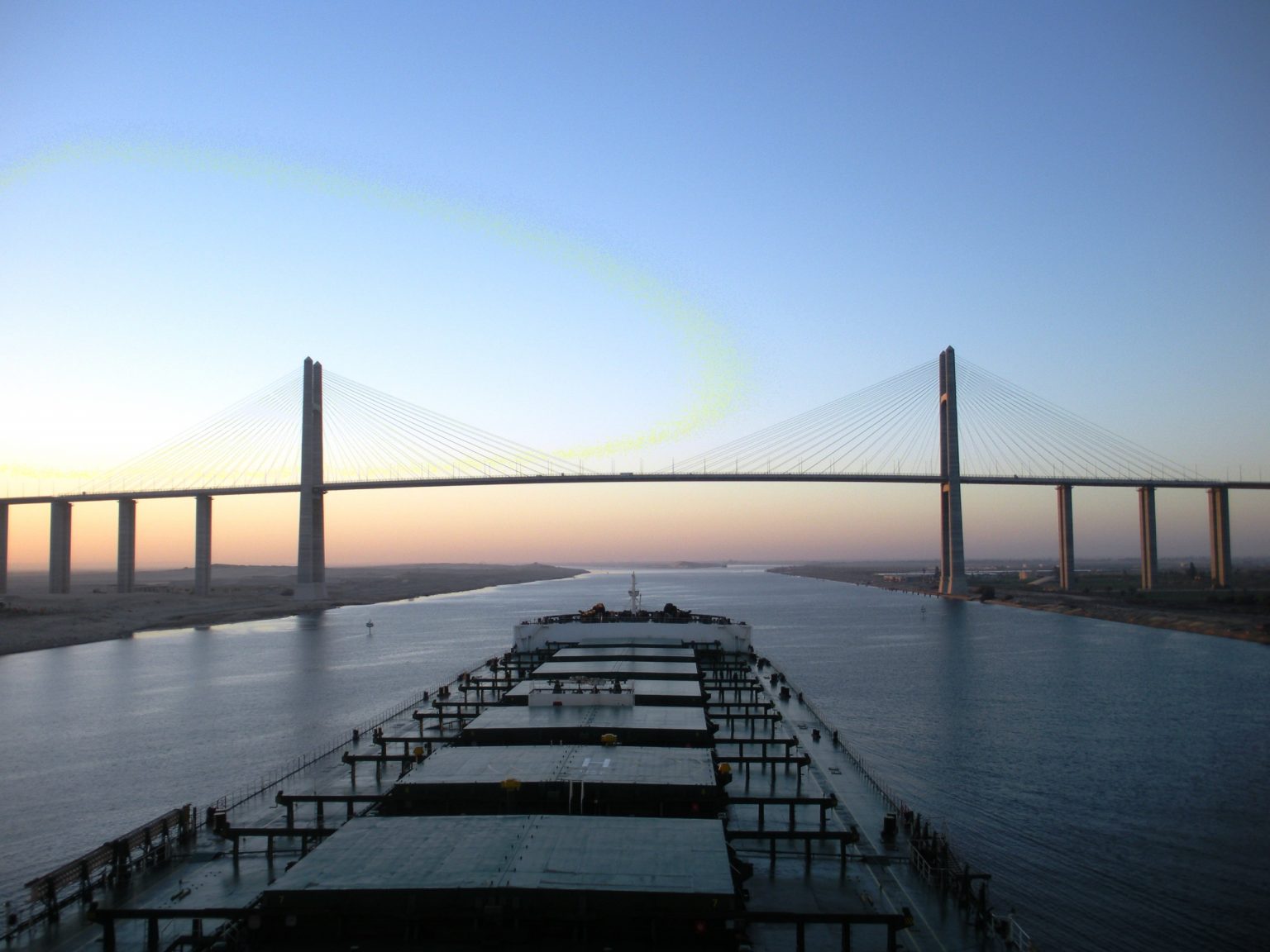 Imagen principal del artículo: Estrecho de Suez bloqueado indefinidamente por atasco de megabuque