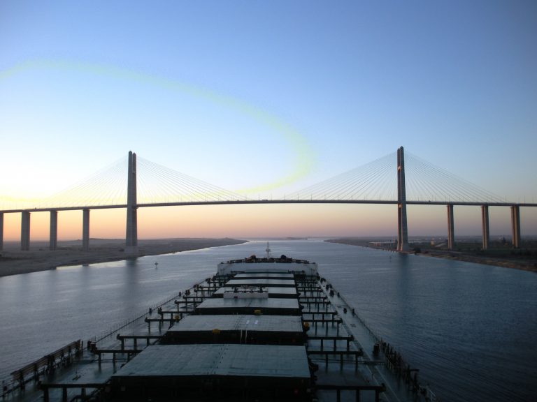 Estrecho de Suez bloqueado indefinidamente por atasco de megabuque