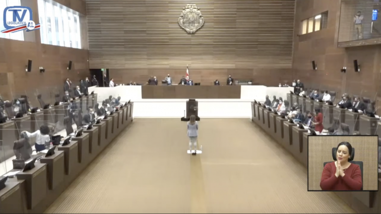 Nidia Céspedes protestará de pie y descalza en Plenario por proyecto que legalizaría el aborto