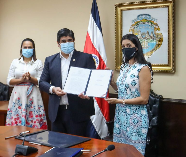 Alvarado firma Política Nacional de Cuidados para atención de personas con dependencia