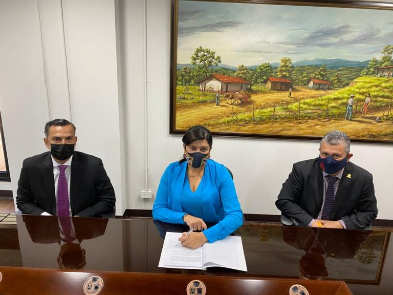 BCIE entrega donación de $500 mil a la CNE para combatir la pandemia