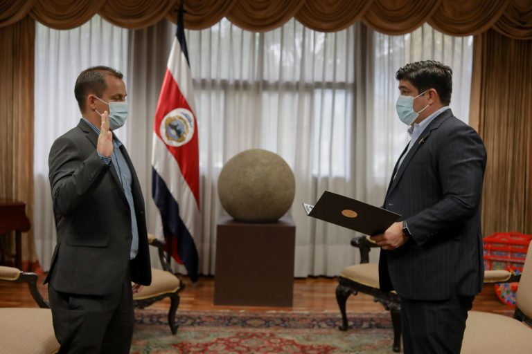 Presidente nombra a gerente regional de ventas de Florida Bebidas como directivo de Correos de Costa Rica