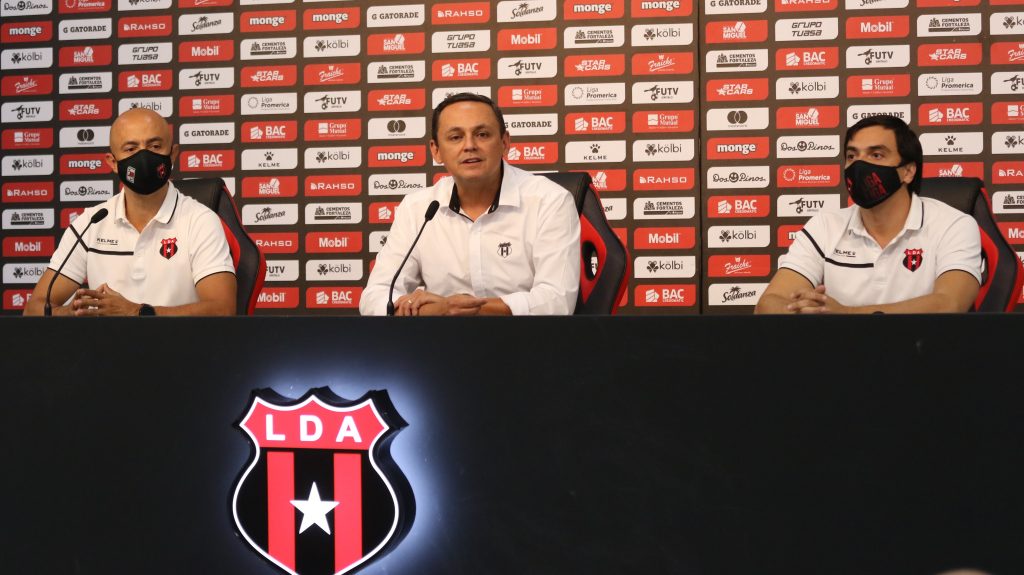 Imagen principal del artículo: LDA sin deudas, mientras CAR de Joel Campbell promete patrocinar futbolistas desempleados