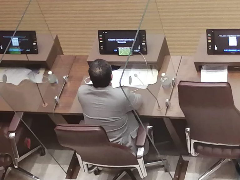 Diputado del PUSC amenaza con demandar a periodista que le tomó foto viendo fútbol durante el Plenario