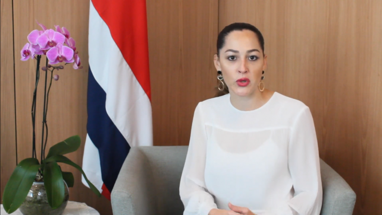 María Inés Solís defiende sus polémicas mociones: "Aquí los racistas son otros"