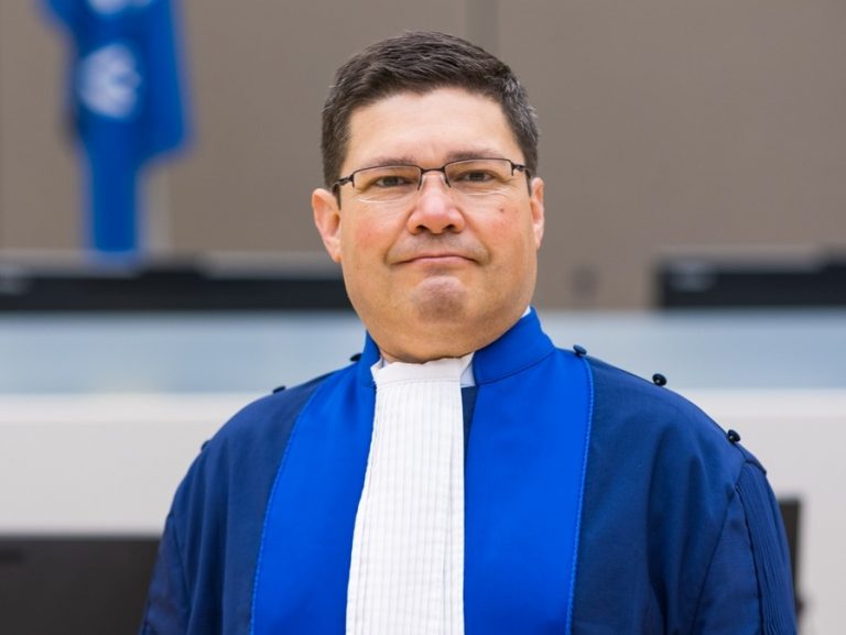 Rusia emite orden de búsqueda y captura contra juez costarricense de la Corte Penal Internacional