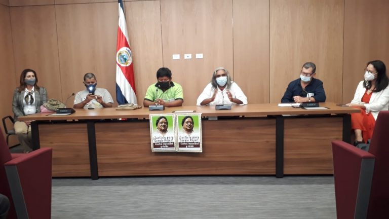 Thompson le tira al PAC, Alpizar le tira a Thompson, Caja desmiente pausa en vacunación