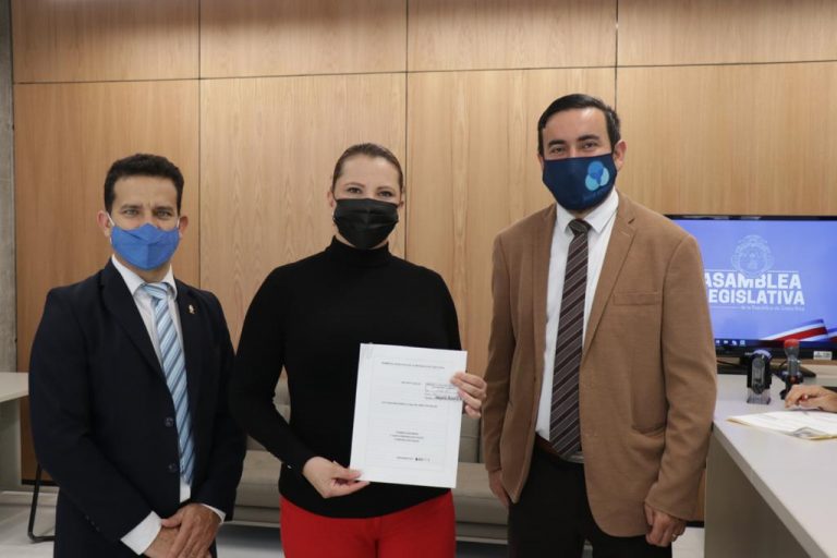 Diputados vuelven a proponer equiparar penas de aborto a las del homicidio calificado