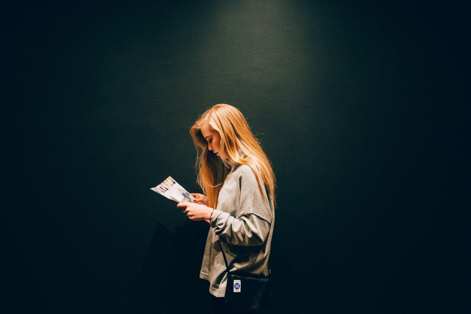 Imagen principal del artículo: La mujer refugiada tiene un rostro más bien académico