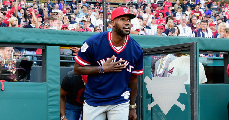 LeBron James se convirtió en copropietario de los Medias Rojas de Boston