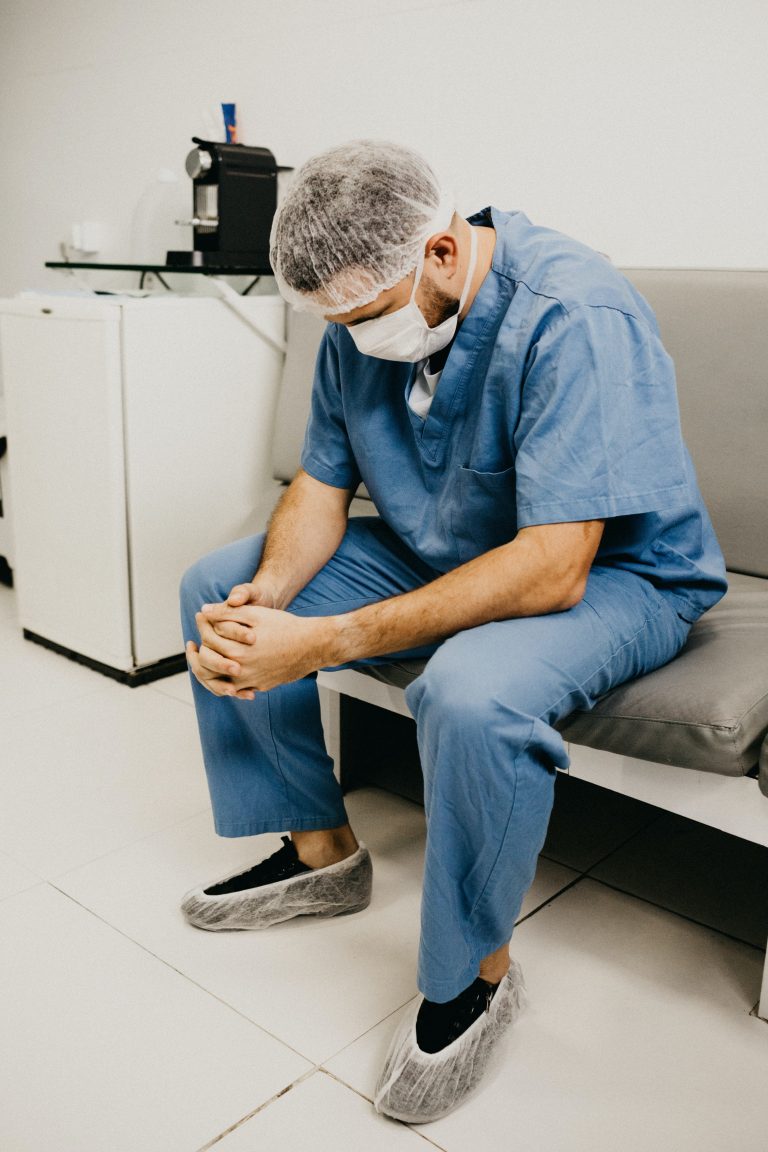 Sugerencias prácticas para evitar el estrés crónico en personas que se dedican al cuidado de pacientes diagnosticados con COVID-19