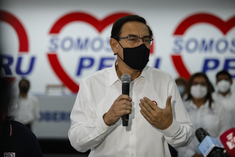 Congreso de Perú inhabilita al expresidente Vizcarra durante 10 años tras adelantarse su vacuna