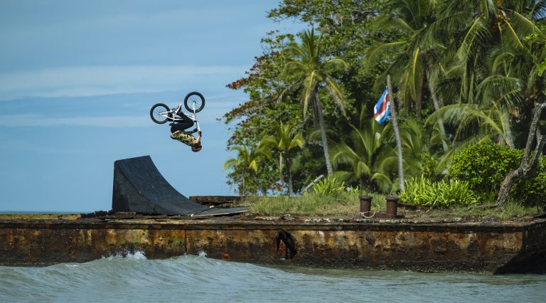 Kenneth Tencio muestra las bellezas naturales de Costa Rica en video global de Red Bull