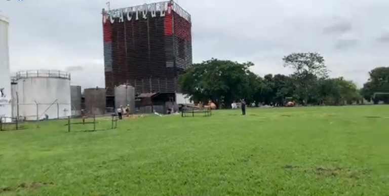 Cuatro heridos tras explosión e incendio en la Fábrica Nacional de Licores