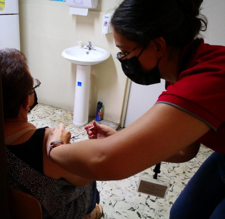 ACNUR presenta guía para que personas solicitantes de refugio puedan vacunarse contra la COVID-19