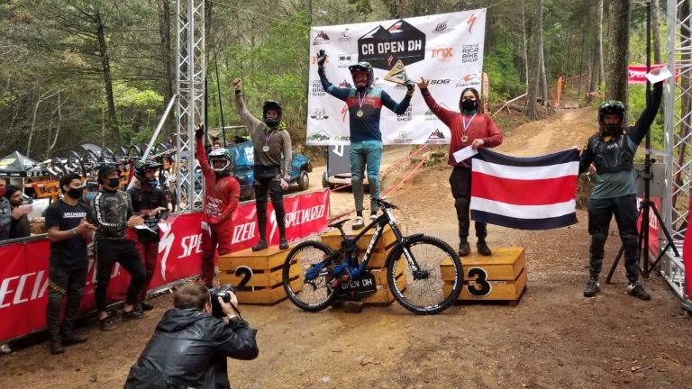Los ticos Pablo Aguilar y Roberto Castillo hicieron respetar la casa en el CR Open de Downhill 2021
