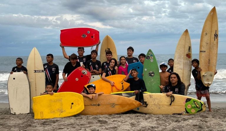 Seleccionado nacional encabeza donación de 25 tablas de surf a humilde academia de Montezuma