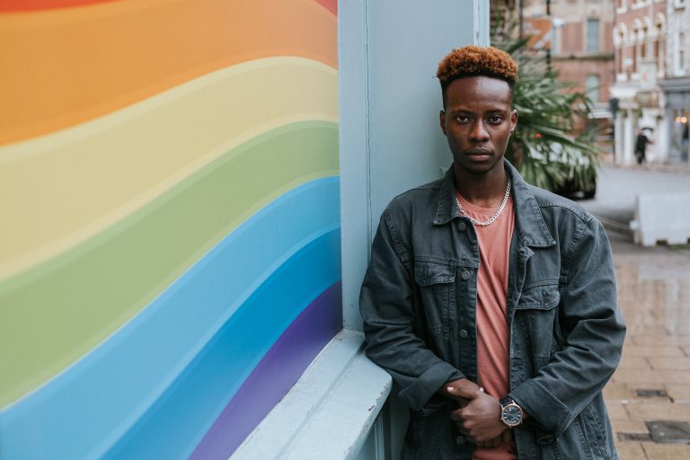 La evolución de la vivencia de los homosexuales dentro de un mundo de homofóbicos