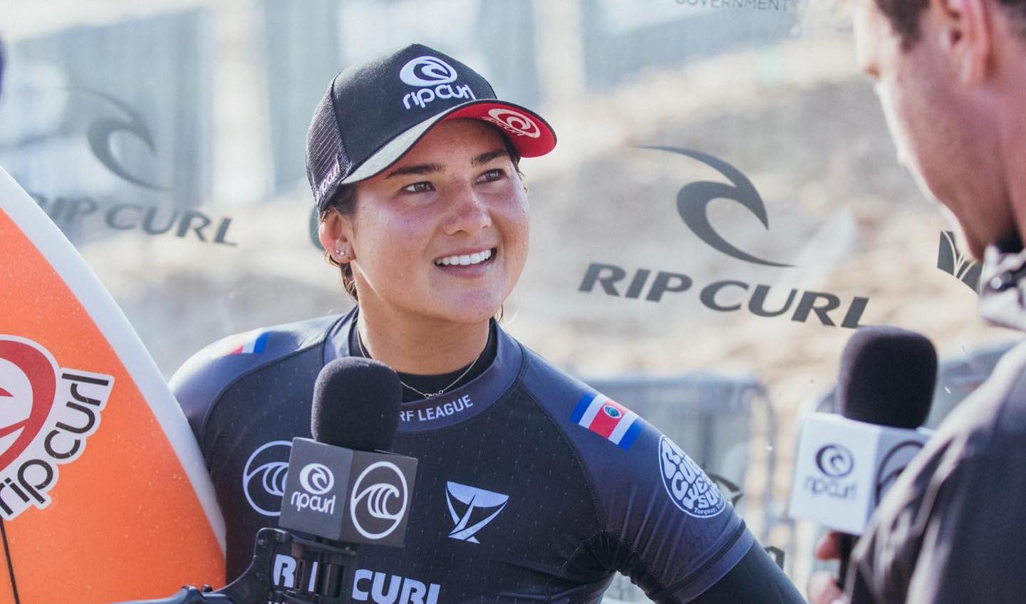 Imagen principal del artículo: La costarricense Brisa Hennessy venció a una de las mejores surfistas del mundo en Australia