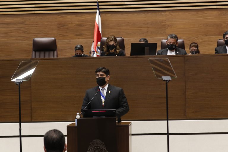 Presidente reprocha ante el Congreso incrementos del gasto y malas inversiones de gobiernos previos