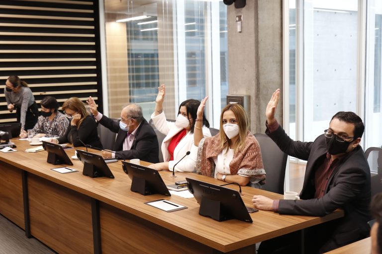 Aprobada ley para congelar salario de diputados hasta que la deuda/PIB no baje del 60%